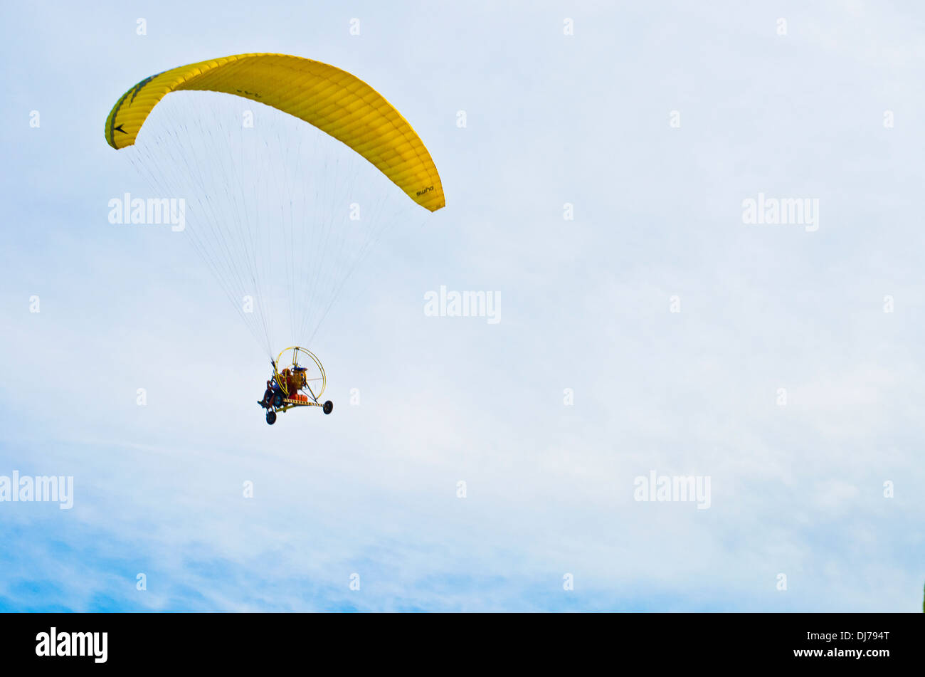 Para glide e para gliding in un cielo chiaro Foto Stock