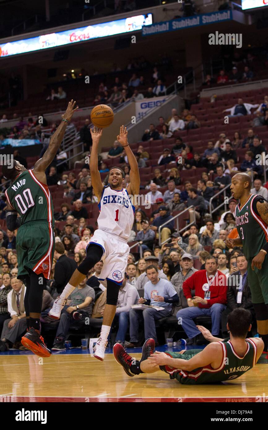 Novembre 22, 2013: PHILADELPHIA 76ers point guard Michael Carter-Williams (1) Spara la palla come egli viene chiamato per la ricarica su Milwaukee Bucks il potere di trasmettere Ersan Ilyasova (7) con la protezione di tiro O.J. Mayo (00) per raggiungere la palla durante il gioco NBA tra il Milwaukee Bucks e la Philadelphia 76ers presso la Wells Fargo Center di Philadelphia, Pennsylvania. Il 76ers win 115-107 in ore di lavoro straordinario. Christopher Szagola/Cal Sport Media Foto Stock