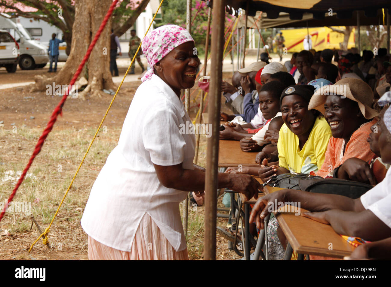 (131123) -- Harare, nov. 23, 2013 (Xinhua) -- la popolazione dello Zimbabwe di attendere in linea per il trattamento medico gratuito offerto dai medici cinesi a Hunyani farm, Chinhoyi, Zimbabwe, nov. 23, 2013. Sponsorizzato da camera di imprese cinesi in Zimbabwe, Cinese team medico terrà una giornata della salute evento in Chinhoyi, offre servizi di consulenza e di medicine gratis per centinaia di cittadini dello Zimbabwe. Chinese Medical team ha tenuto quattro Giornata della salute eventi nelle principali città dello Zimbabwe a partire dallo scorso anno, trattare più di 1.200 zimbabwani, la maggior parte dei quali provengono da famiglie povere e hanno scarso accesso alla qualità del servizio medico Foto Stock