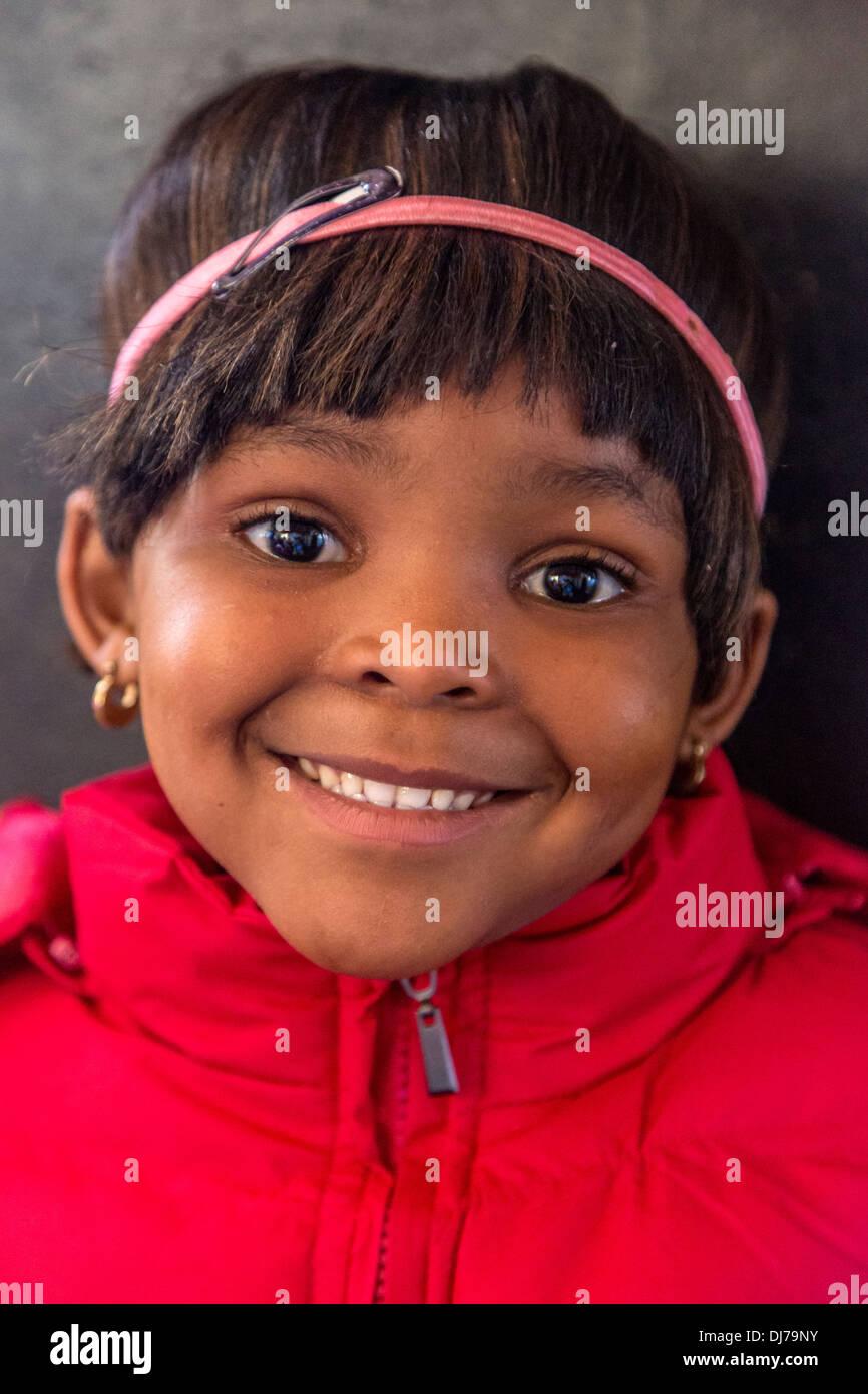 Sud Africa, Cape Town. Bambina in una giornata-struttura di cura per i bambini piccoli. Foto Stock