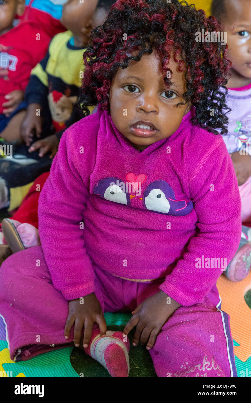 Sud Africa, Cape Town. Bambina in una giornata-struttura di cura per i bambini piccoli. Foto Stock