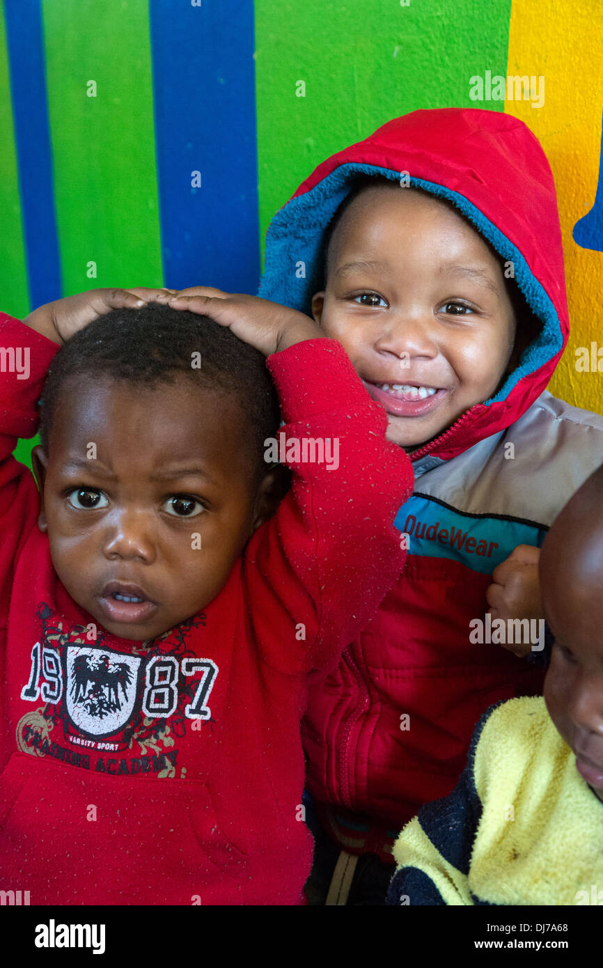 Sud Africa, Cape Town. Ragazzi piccoli in un giorno-struttura di cura per i bambini piccoli. Foto Stock