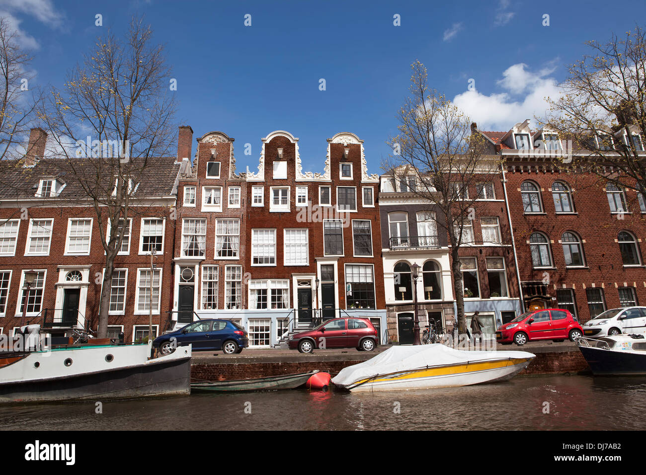 Case di Amsterdam lungo il lato del canale Foto Stock