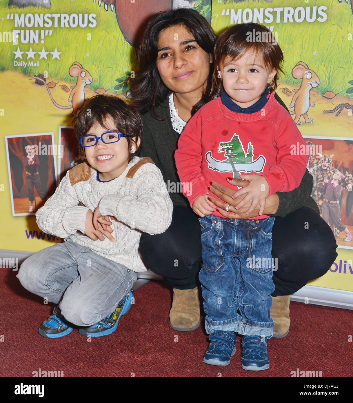 Londra REGNO UNITO 23 Nov 2013 : Rani prezzo e i suoi due figlio frequenta il Gruffalo prestazioni VIP, al Lyric Theatre, Londra. Foto Stock