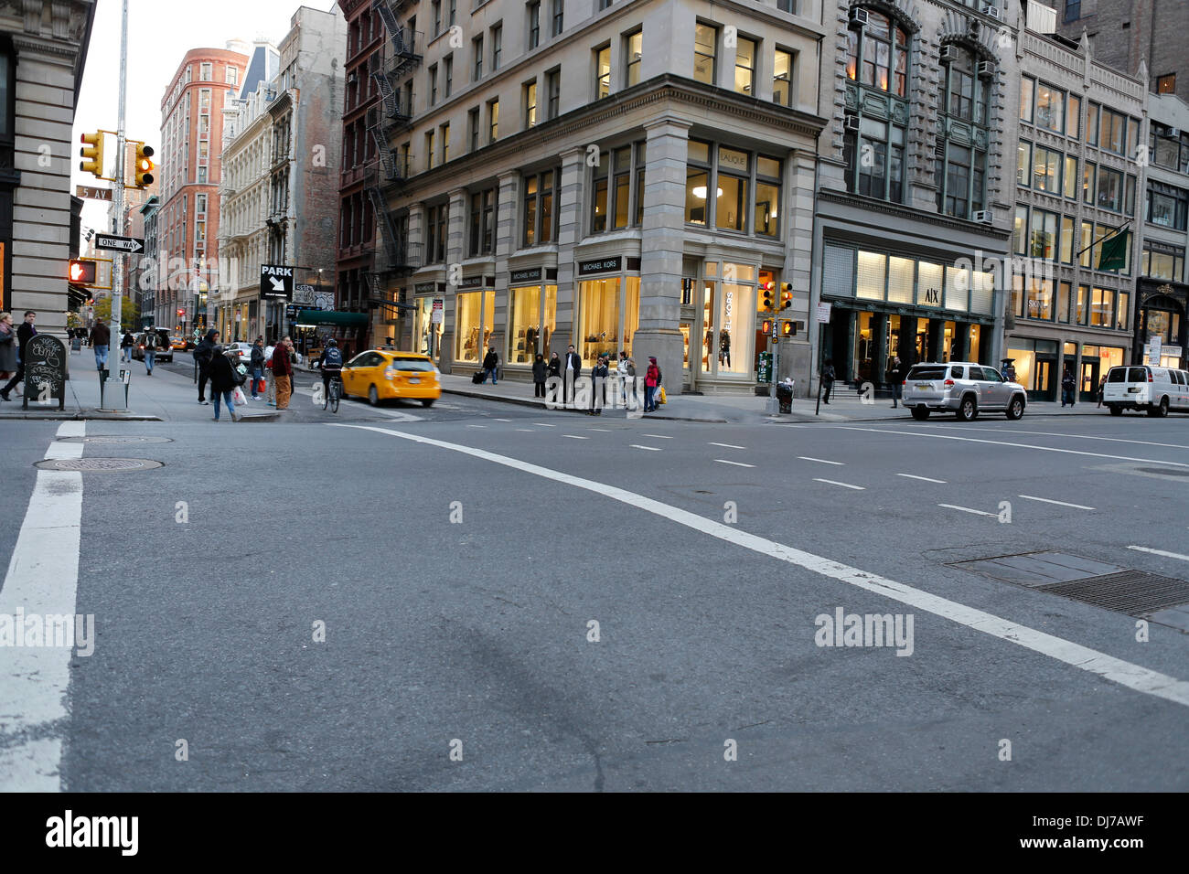 Guardando ad est all'intersezione della Quinta Avenue e la 18th Street, Manhattan, New York City, fine giornata in Twilight Foto Stock