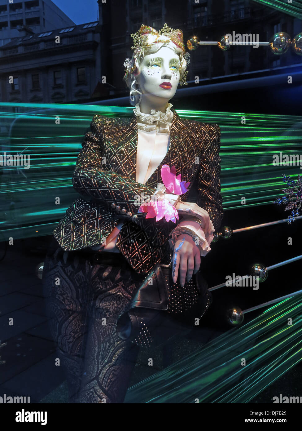 Stendibiancheria manichino in Harvey Nichols department store window Novembre 2013 mostra di moda abbigliamento, London REGNO UNITO Foto Stock