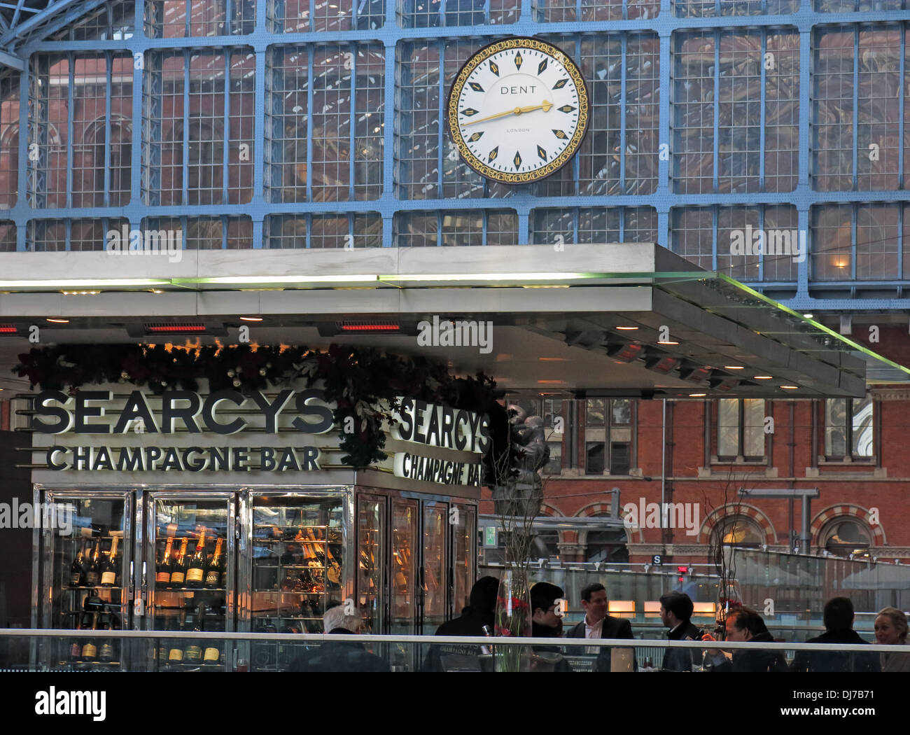 St Pancras Station Interior Camden Londra Inghilterra Regno Unito, incluso Searchys Champagne bar Foto Stock