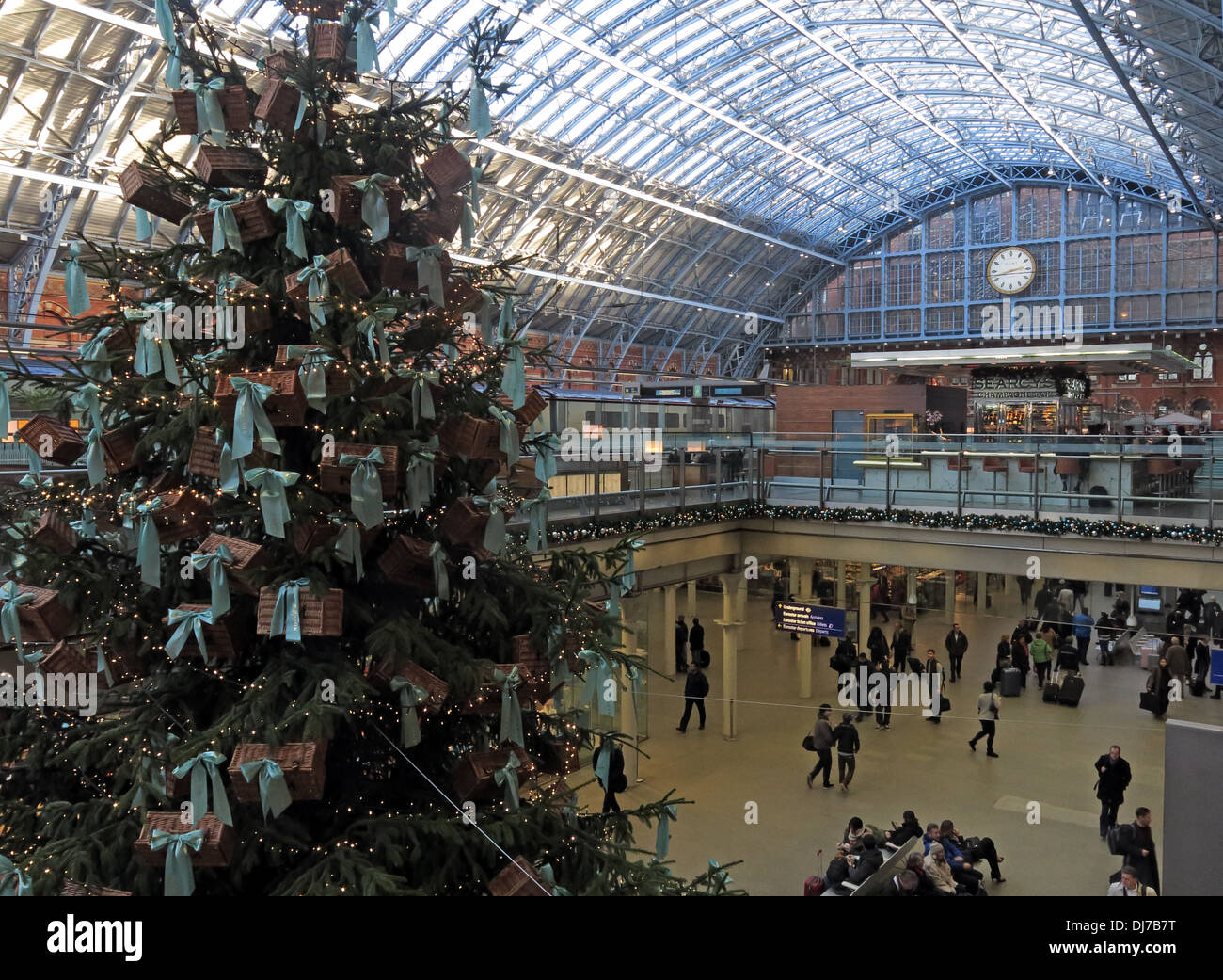 St Pancras stazione ferroviaria a Natale Londra Inghilterra REGNO UNITO Foto Stock