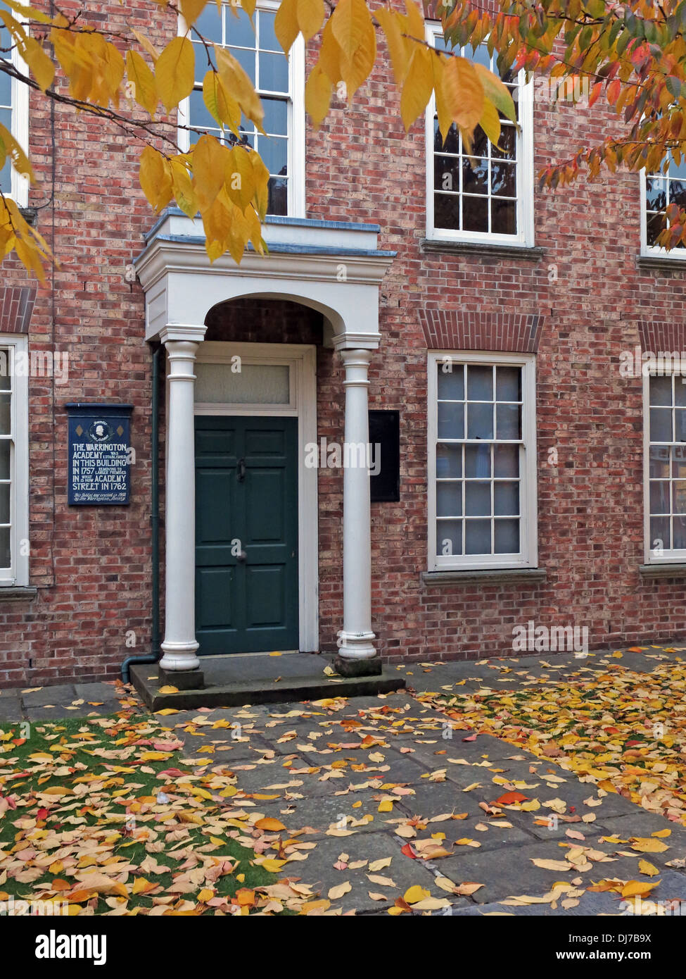 Warrington Academy in autunno, Bridge Street, Cheshire, Inghilterra, Regno Unito Foto Stock