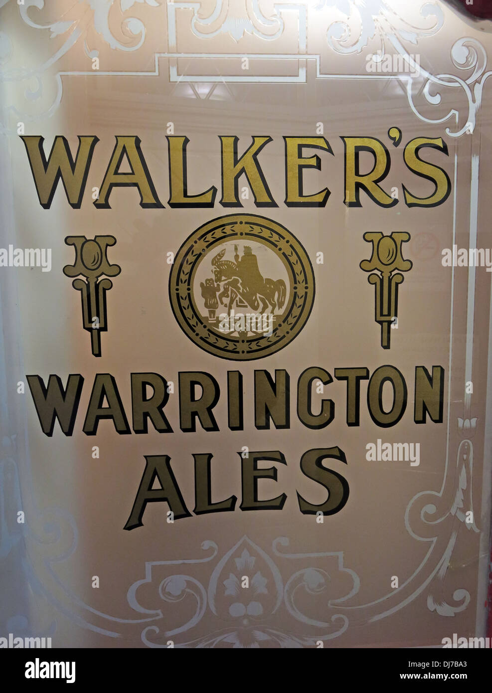 Walkers Warrington Ales oro segno dello sportello in basso a Angel , Buttermarket st , cheshire england Foto Stock