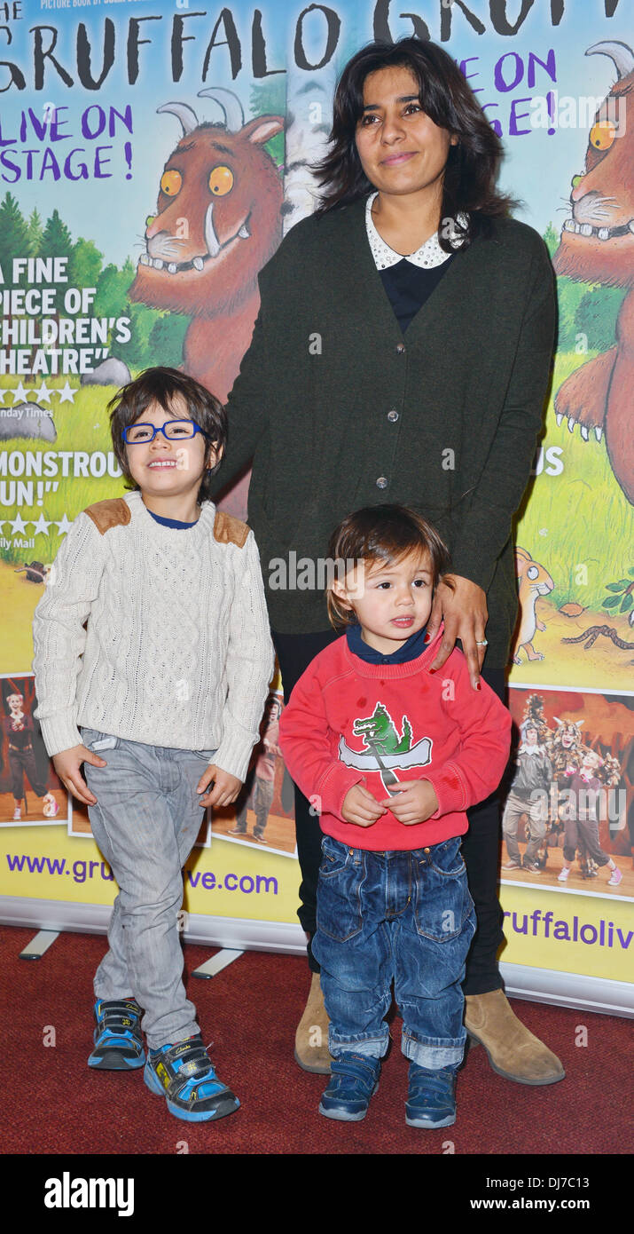 Londra REGNO UNITO 23 Nov 2013 : Rani prezzo e i suoi figli assiste il Gruffalo prestazioni VIP, al Lyric Theatre, Londra. Foto Stock