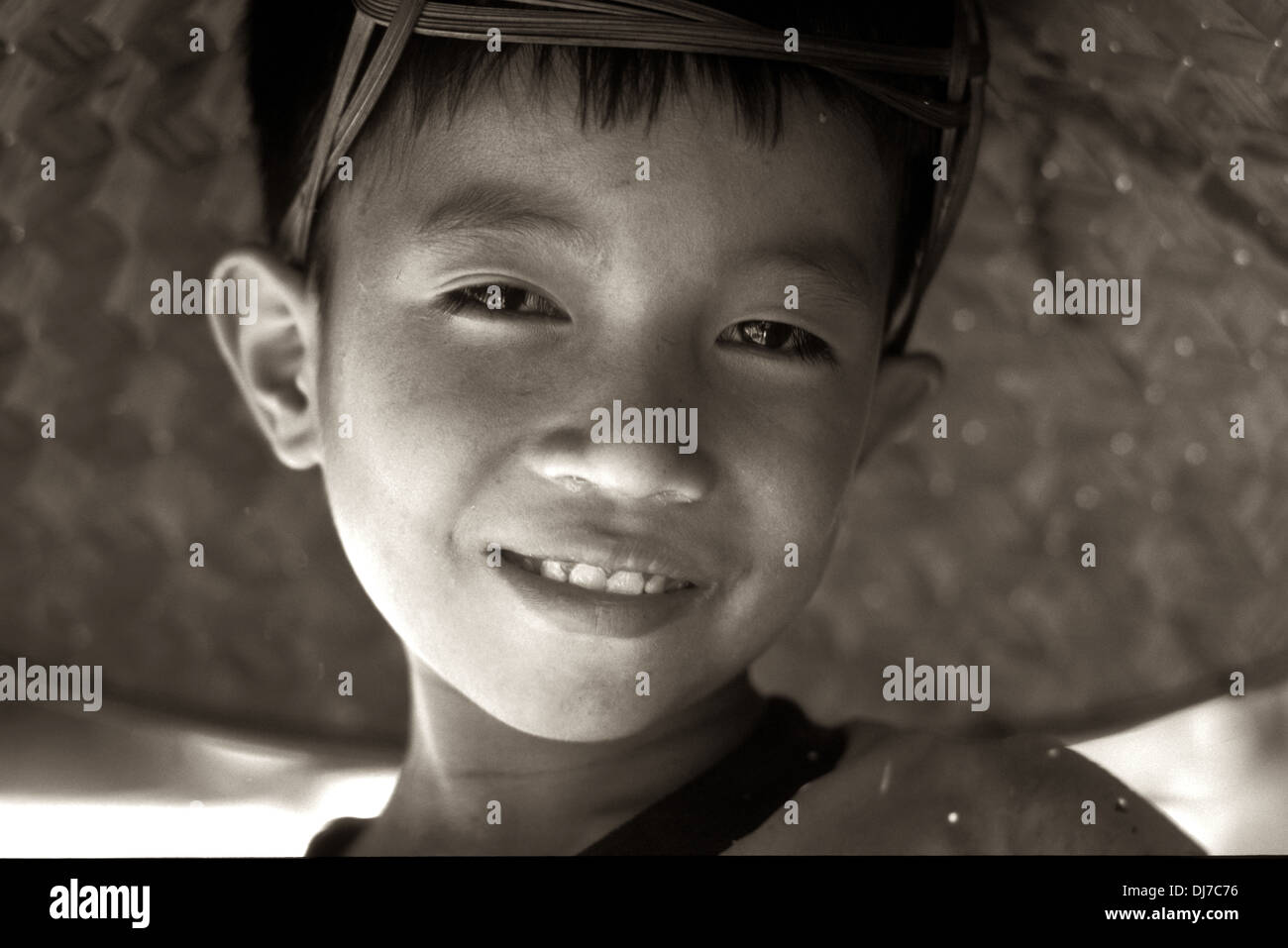 Ragazzo in Xang Hai Village, vicino a Luang Prabang, Laos Foto Stock