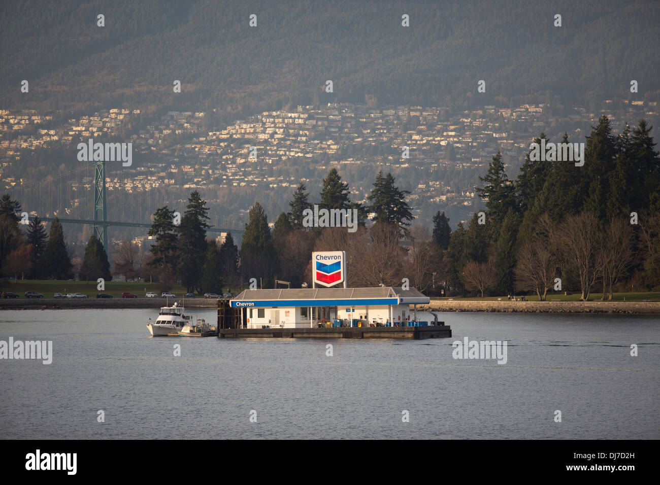 Flottante stazione di gas per imbarcazioni visto dal Canada Place, Vancouver, BC. Foto Stock