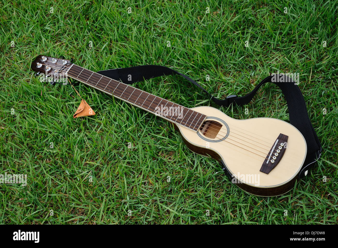 Mini chitarra acustica immagini e fotografie stock ad alta risoluzione -  Alamy