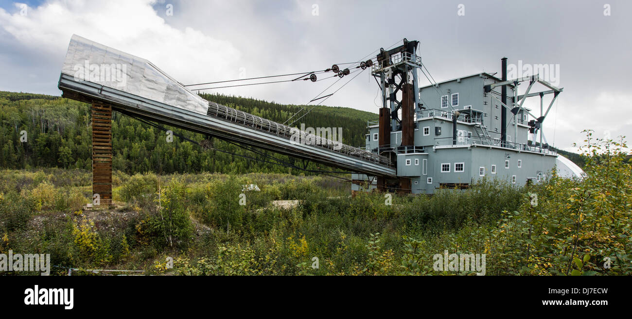 Un restaurato mining dragare che utilizzato per lavorare i campi di oro intorno alla città di Dawson, Yukon Foto Stock