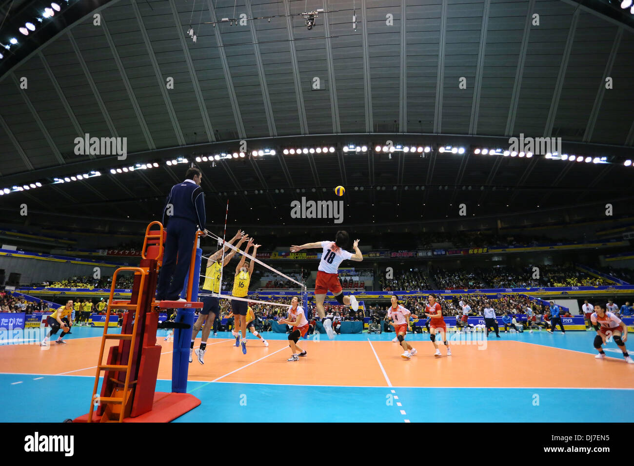 Tokyo Metropolitan Gymnasium, Tokyo, Giappone. 22 Novembre, 2013. Vista generale, 22 novembre 2013 - Pallavolo : FIVB World Grand Champions Cup uomini match Giappone 0-3 Brasile presso il Tokyo Metropolitan Gymnasium, Tokyo, Giappone. Credito: AFLO SPORT/Alamy Live News Foto Stock