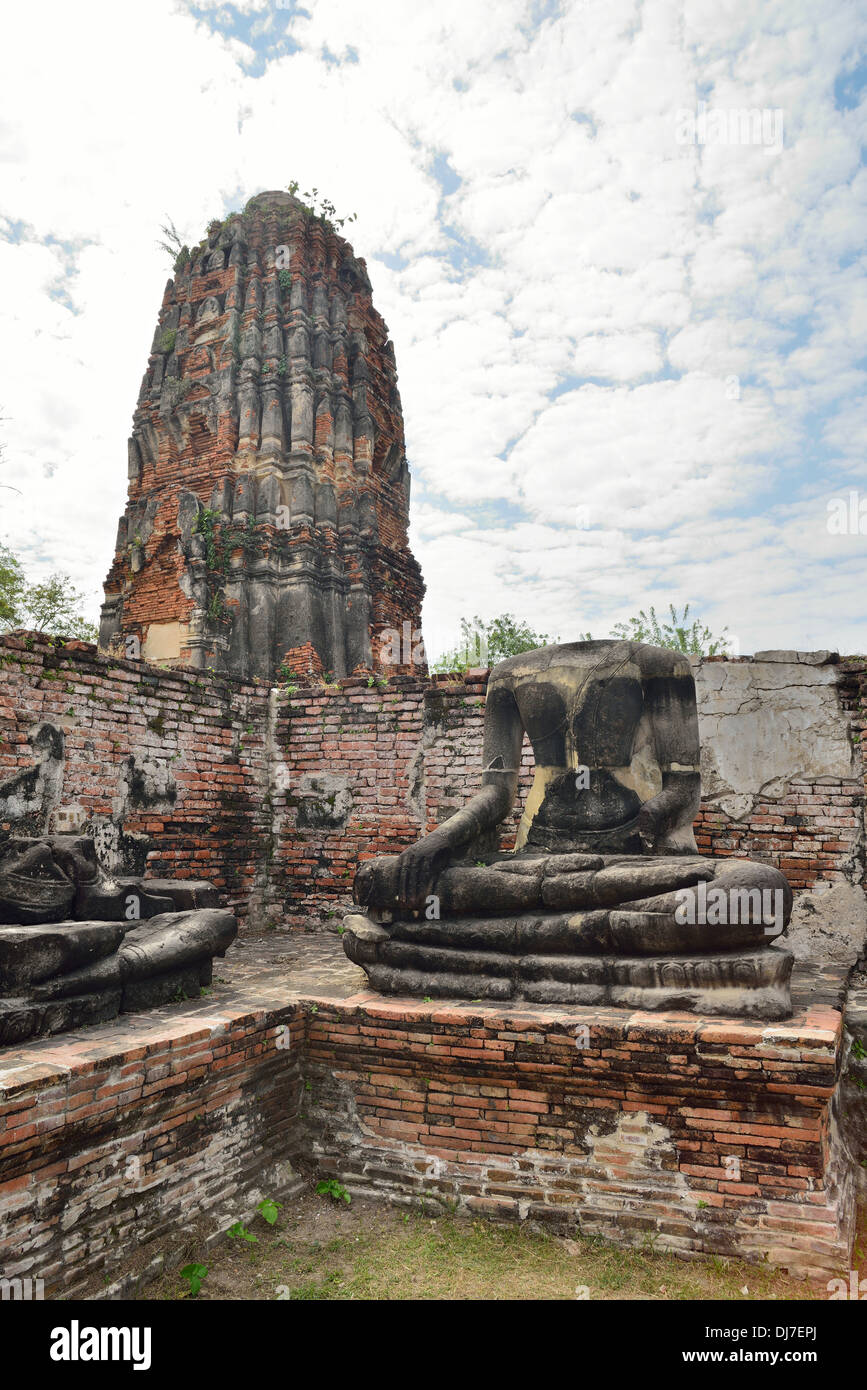 Pagoda e statua di Wat Phra Mahathat, Ayutthaya, Thailandia Foto Stock