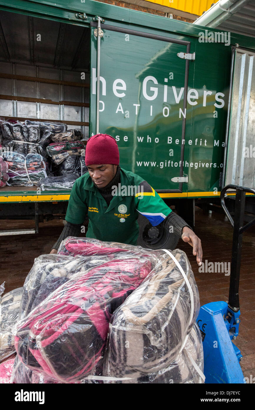 Sud Africa, Cape Town. Lo scarico di una donazione di coperte per i bisognosi per la memorizzazione temporanea in dono del magazzino o un infermiere. Foto Stock