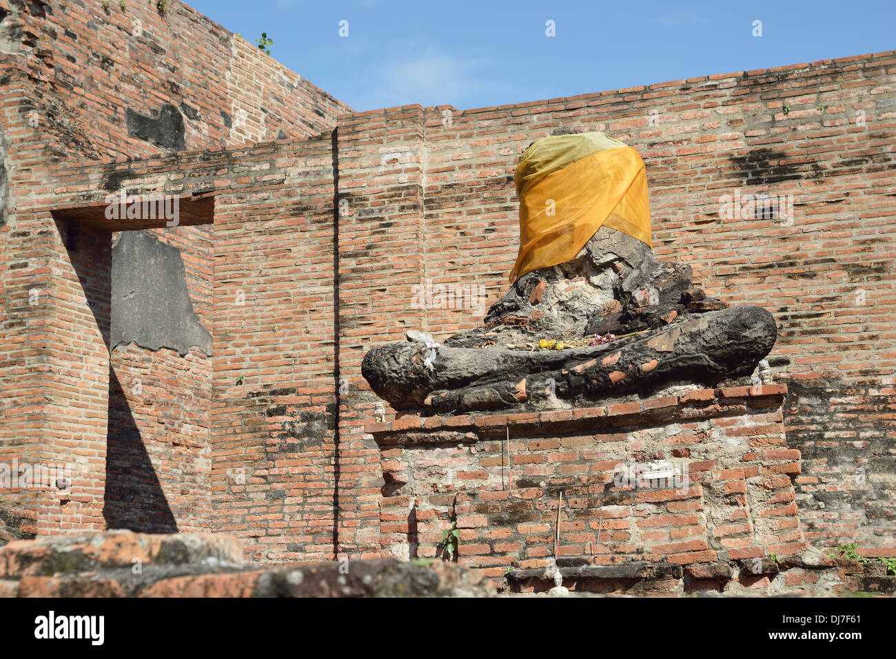 Danneggiato statua del Buddhaa Foto Stock