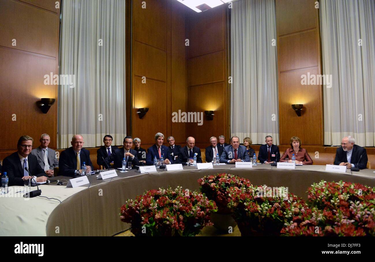 (131124) --GINEVRA, nov. 24, 2013 (Xinhua) -- delegati frequentare l'Iran colloqui nucleare presso il Palais des Nations a Ginevra, Svizzera, nov. 24, 2013. Dopo intensi negoziati, il P5 1 gruppo e Iran hanno raggiunto un primo accordo di fase sul programma nucleare dell'Iran, della politica estera dell' Unione chief Catherine Ashton ha annunciato la domenica mattina presto. (Xinhua/Wang Siwei) (zcc) Foto Stock