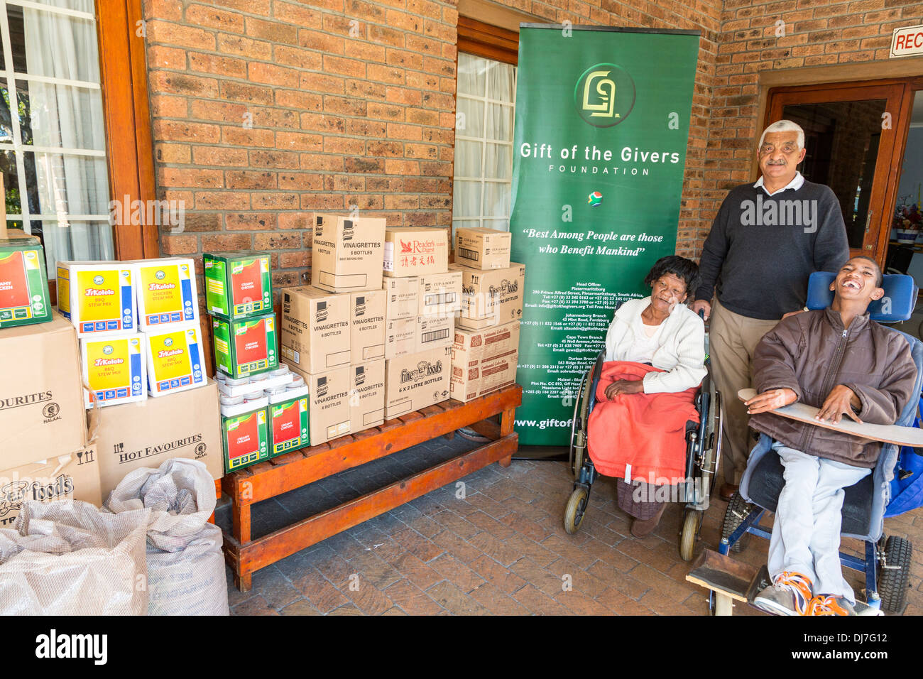 Sud Africa, Cape Town. La carità cibo donazione al Turfhall Cheshire Home per gli anziani e gli altri che hanno bisogno di cure speciali. Foto Stock