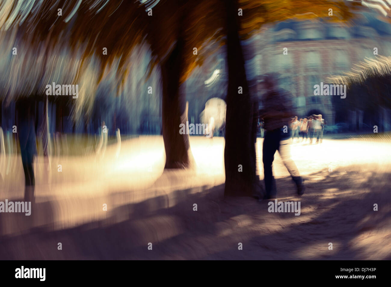 Hot soleggiata piazza di Parigi con movimento circolare Foto Stock