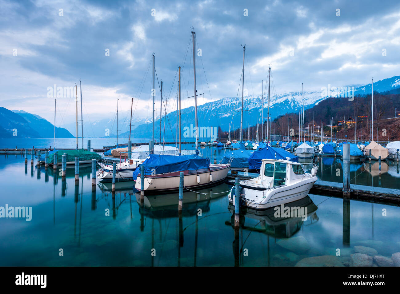 Yacht e barche sul lago di Thun nell Oberland Bernese, Svizzera Foto Stock