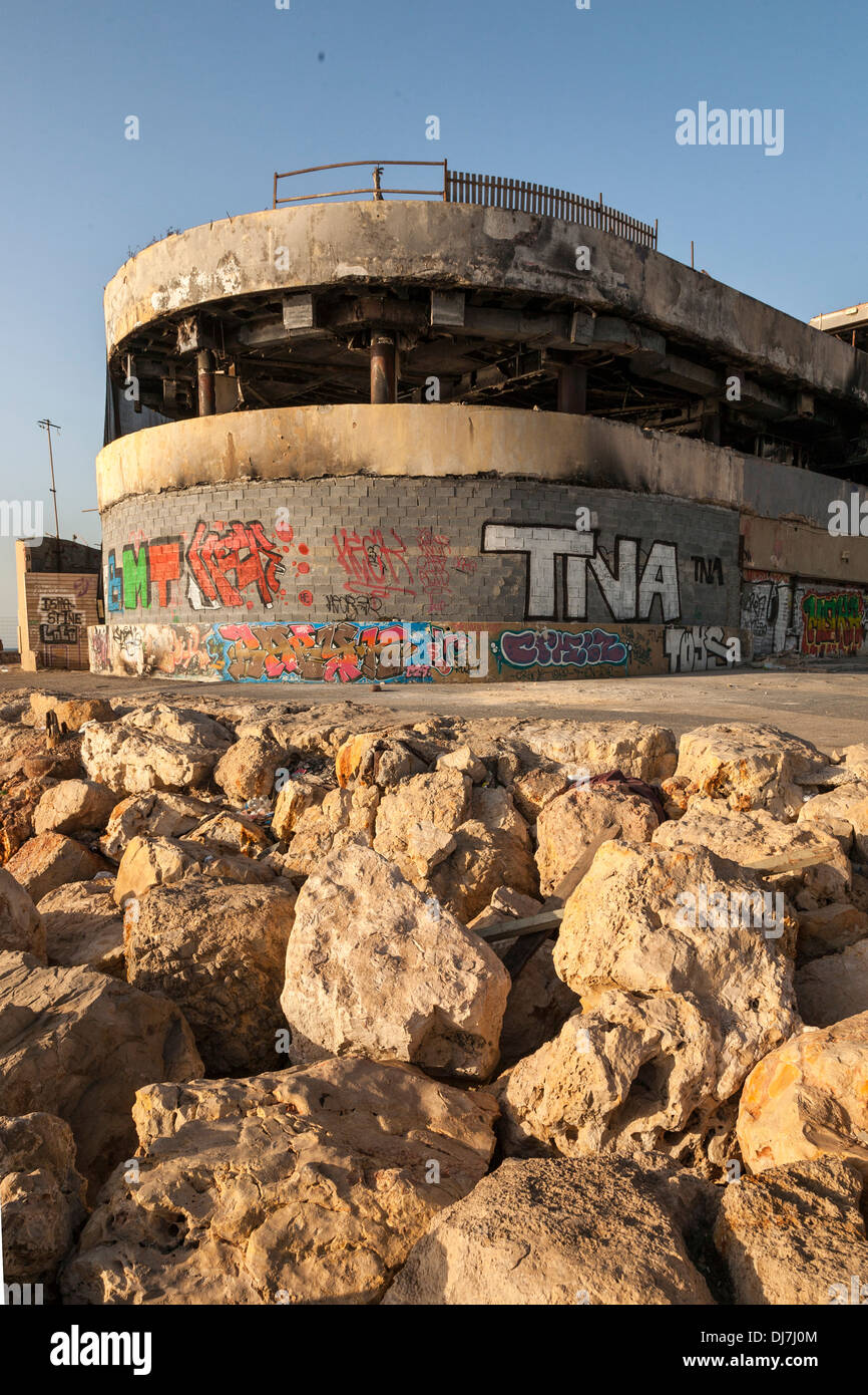 Il delfinario, un nightclub bombardato su Tel Aviv lungomare, rimane abbandonata. Foto Stock