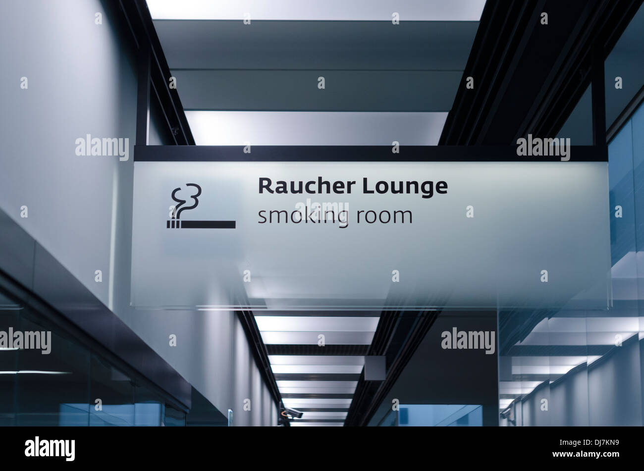 Il tedesco lounge per fumatori Camera Aeroporto di segno Foto Stock