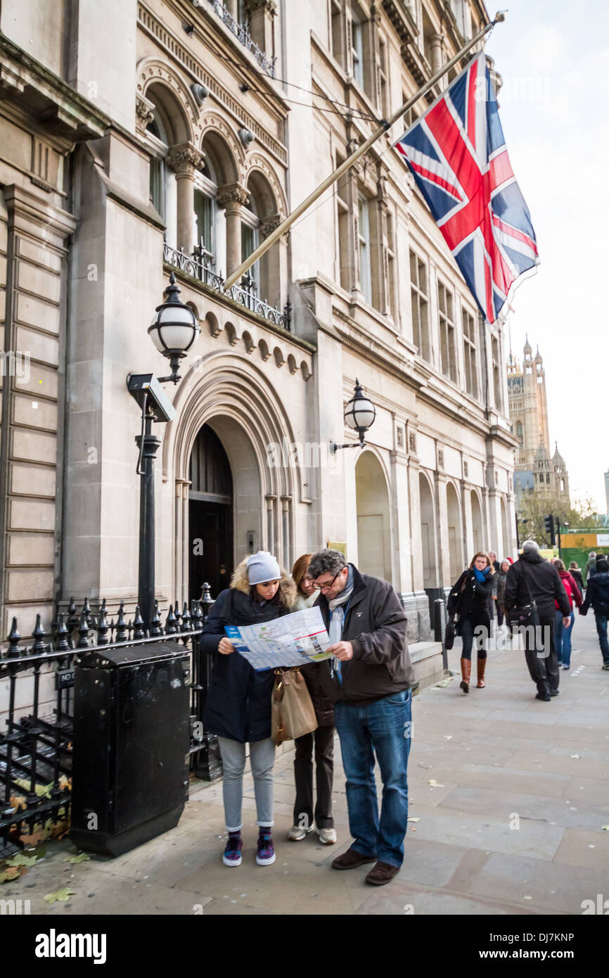 I turisti a Londra sotto Unione Britannica Bandiera Foto Stock