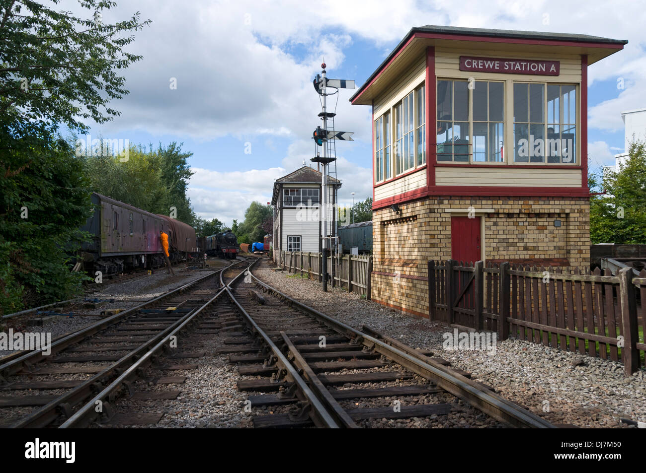 Patrimonio scatole di segnale e il segnale ferroviario a Crewe, Cheshire, Regno Unito Foto Stock