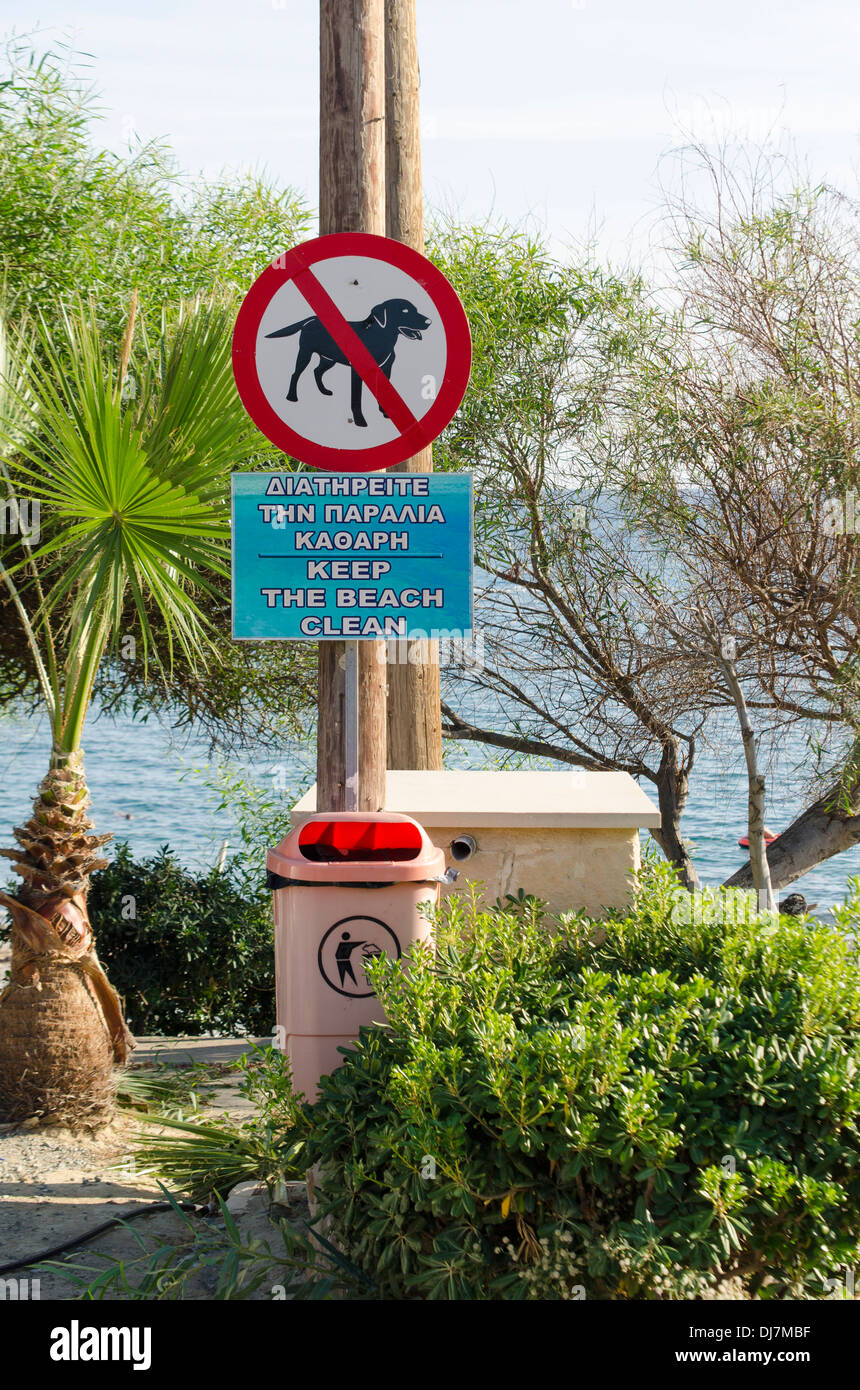 I cani non nessun segno di lettiera Pissouri Beach Cipro Foto Stock