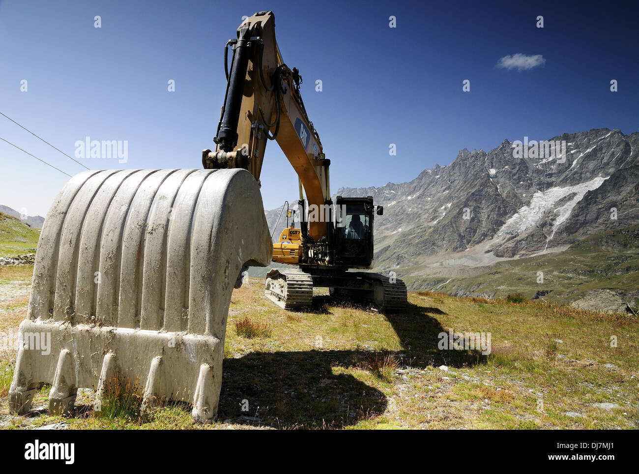 Ritratto orizzontale di escavatore idraulico nelle Alpi, Francia. Foto Stock