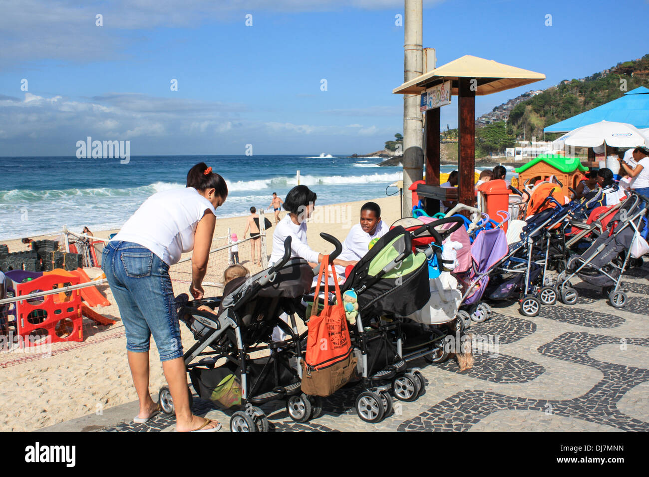 Cameriere brasiliano con carrozzine sulla spiaggia di Leblon, Rio de Janeiro, Brasile Foto Stock