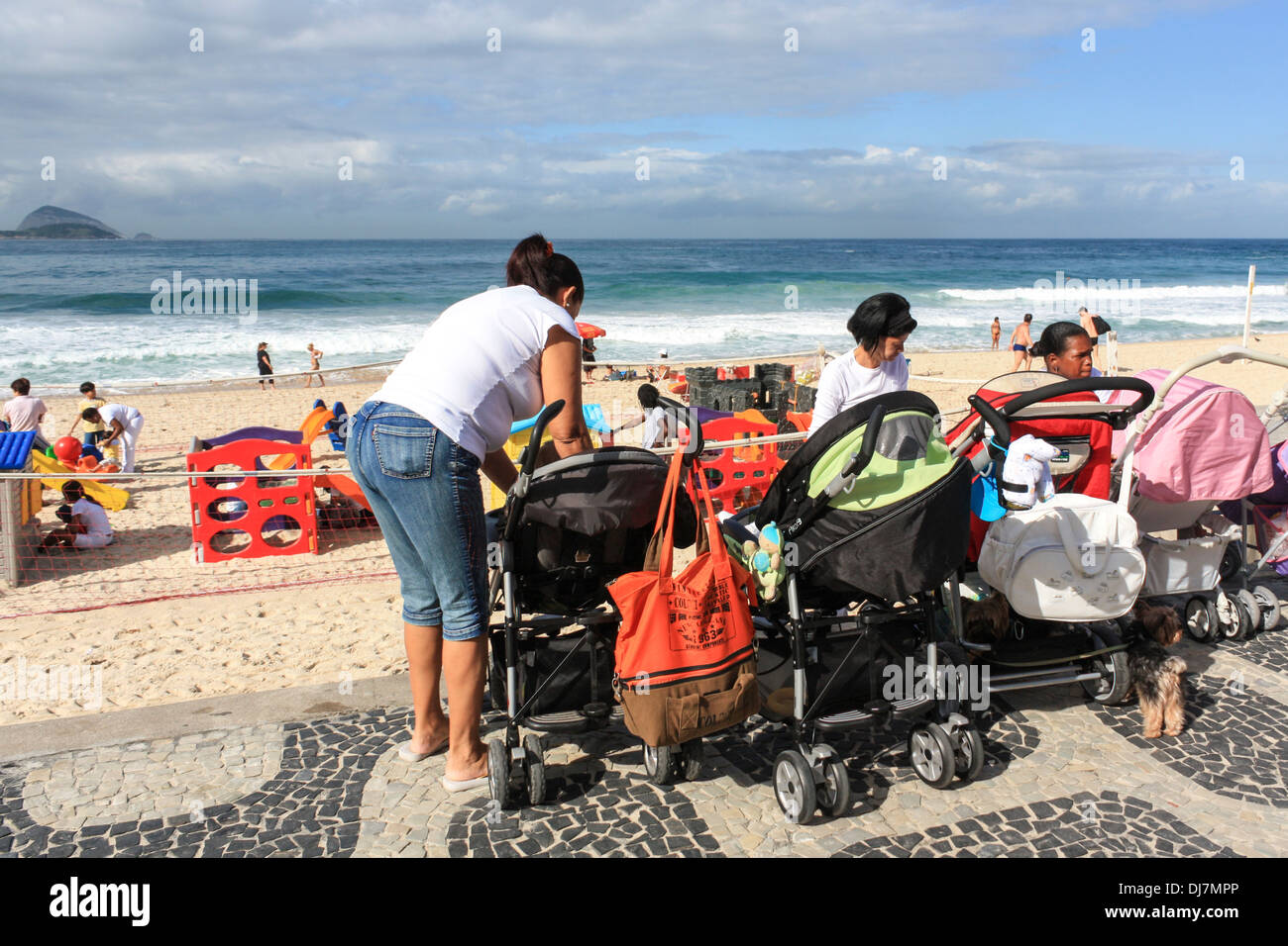 Cameriere brasiliano con carrozzine sulla spiaggia di Leblon, Rio de Janeiro, Brasile Foto Stock