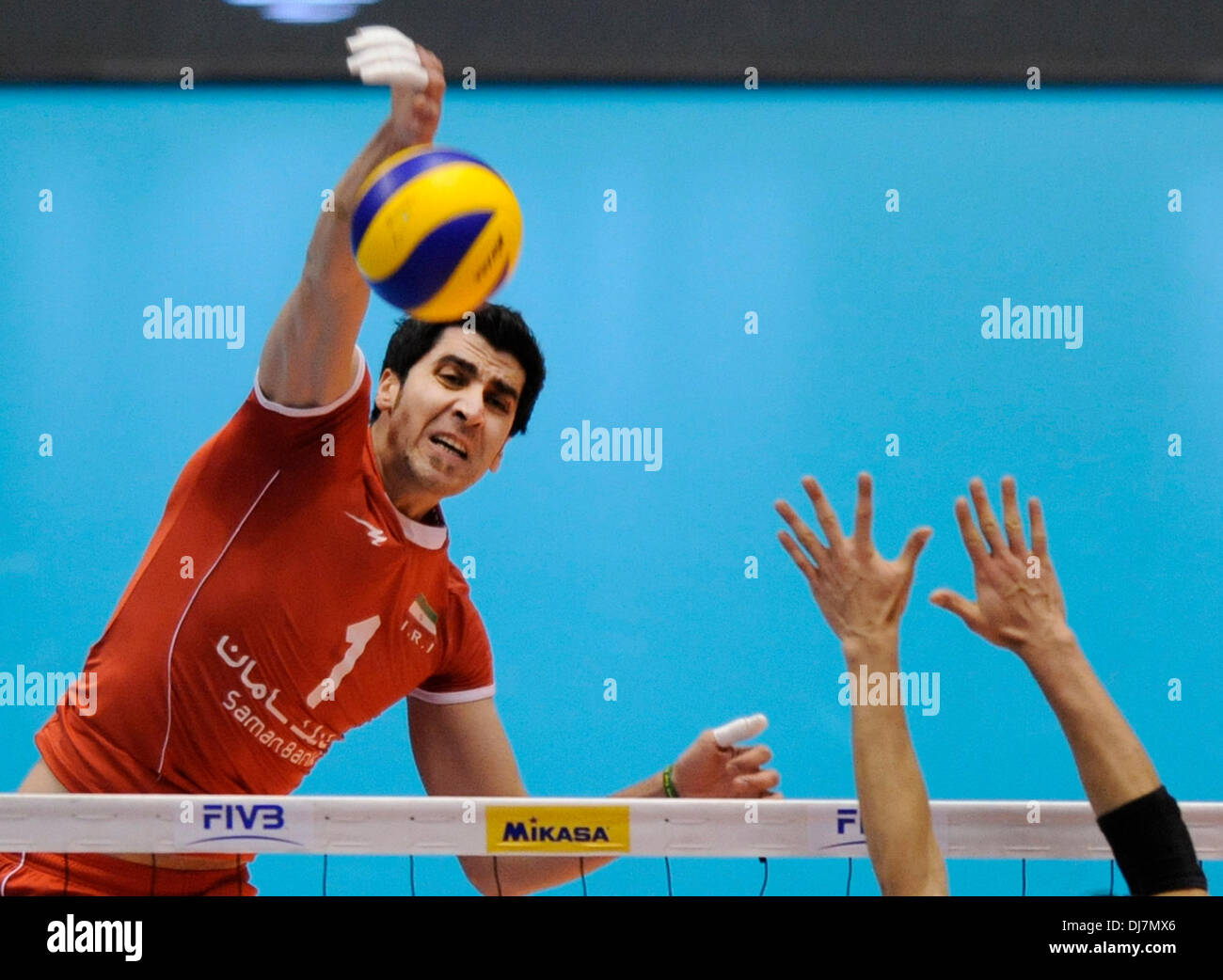 Tokyo, Giappone. 24 Novembre, 2013. Shahram Mahmoudi (L) dei picchi di Iran la sfera durante il FIVB World Grand Champions Cup 2013 contro il Giappone a Tokyo Metlopolitan palestra in Tokyo, Giappone, nov. 24, 2013. L'Iran ha vinto 3-0. Credito: Stringer/Xinhua/Alamy Live News Foto Stock