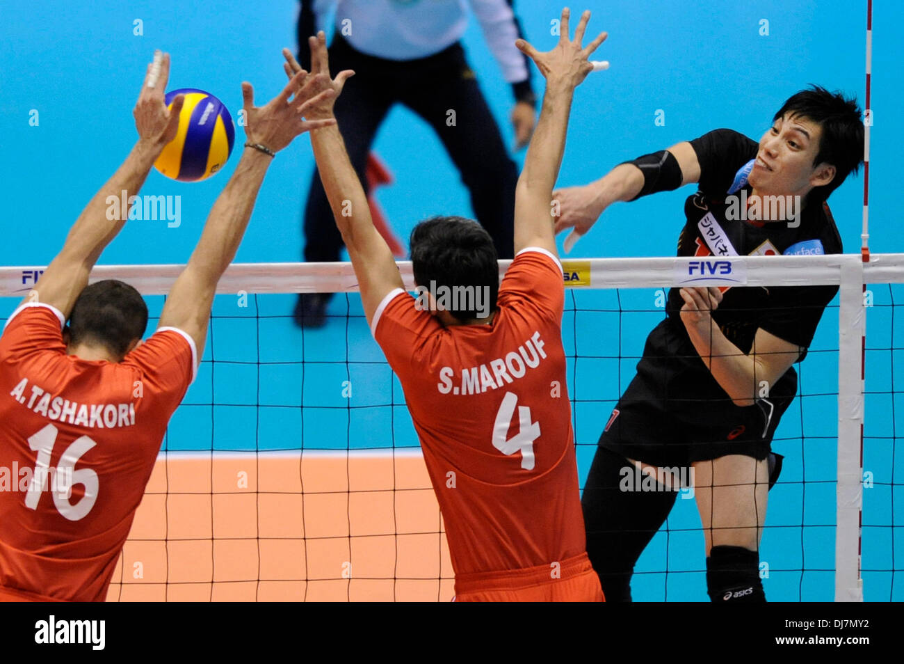 (131124) -- Tokyo, nov. 24, 2013 (Xinhua) -- Yu Koshikawa (R) dei picchi in Giappone la sfera durante il FIVB World Grand Champions Cup 2013 contro l'Iran a Tokyo Metlopolitan palestra in Tokyo, Giappone, nov. 24, 2013. L'Iran ha vinto 3-0. (Xinhua/Stringer) Foto Stock