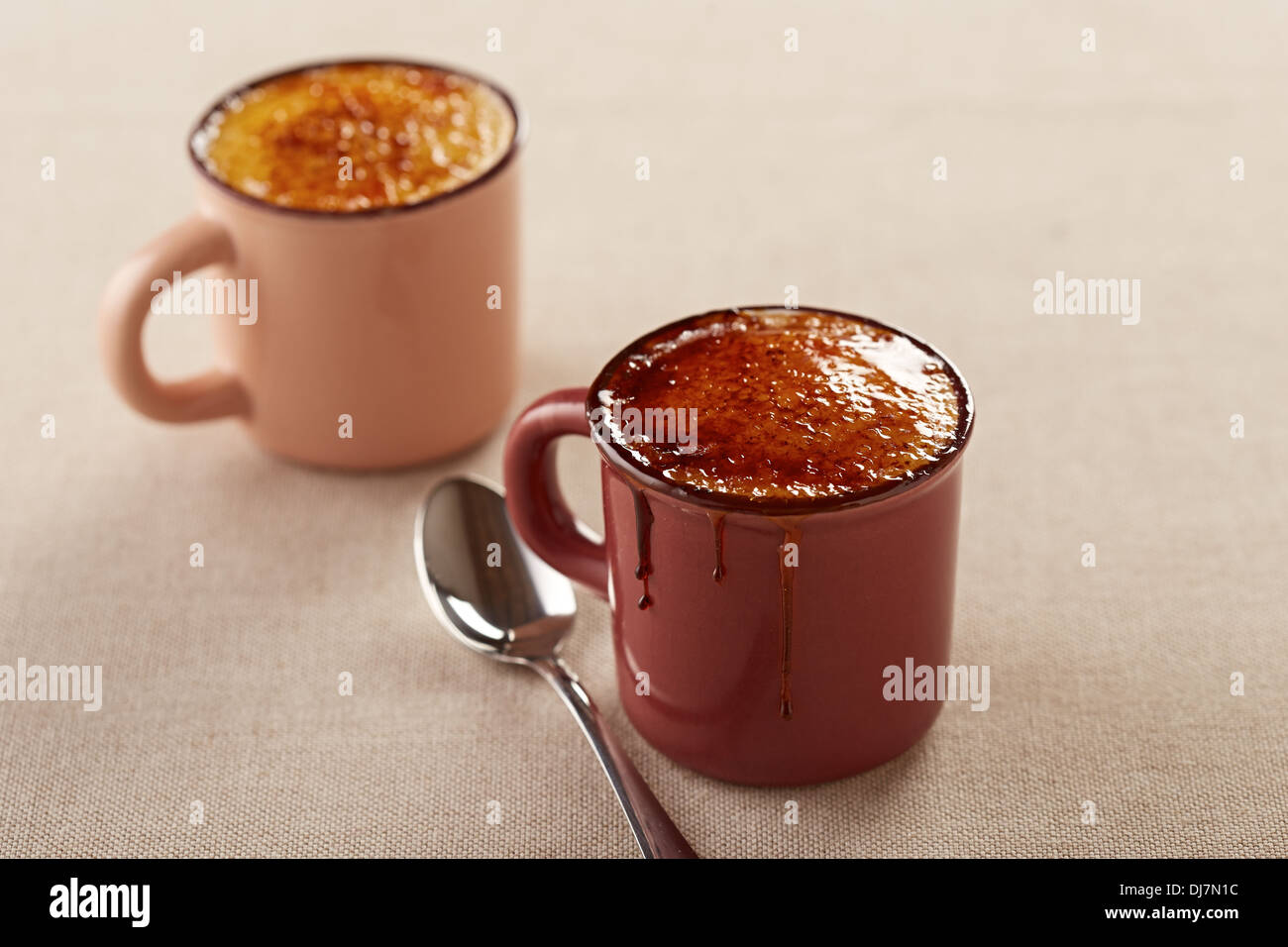Due tazze di creme brulee su tazze vintage Foto Stock