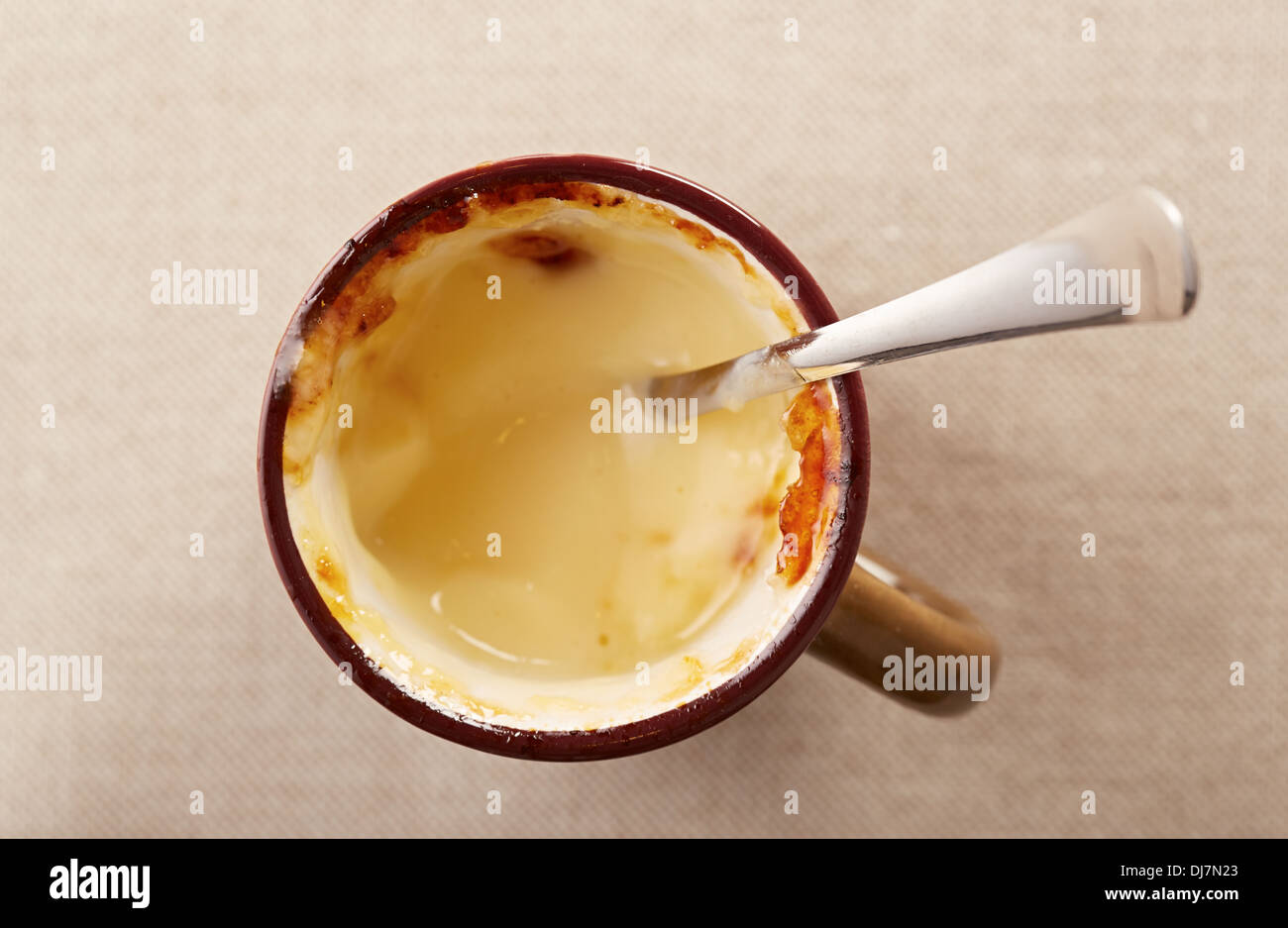 Mangiare creme brulee in una tazza si affacciano shot Foto Stock