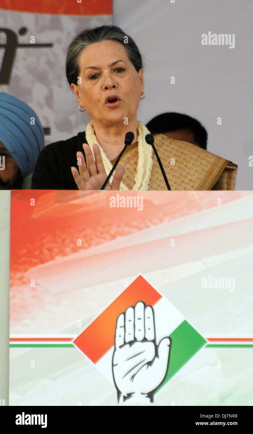 New Delhi, India, 24 Nov 2013. Partito del Congresso nazionale indiano presidente Sonia Gandhi si rivolge a un pubblico di rally davanti a Delhi alle elezioni statali a Shastri Park. Foto Stock