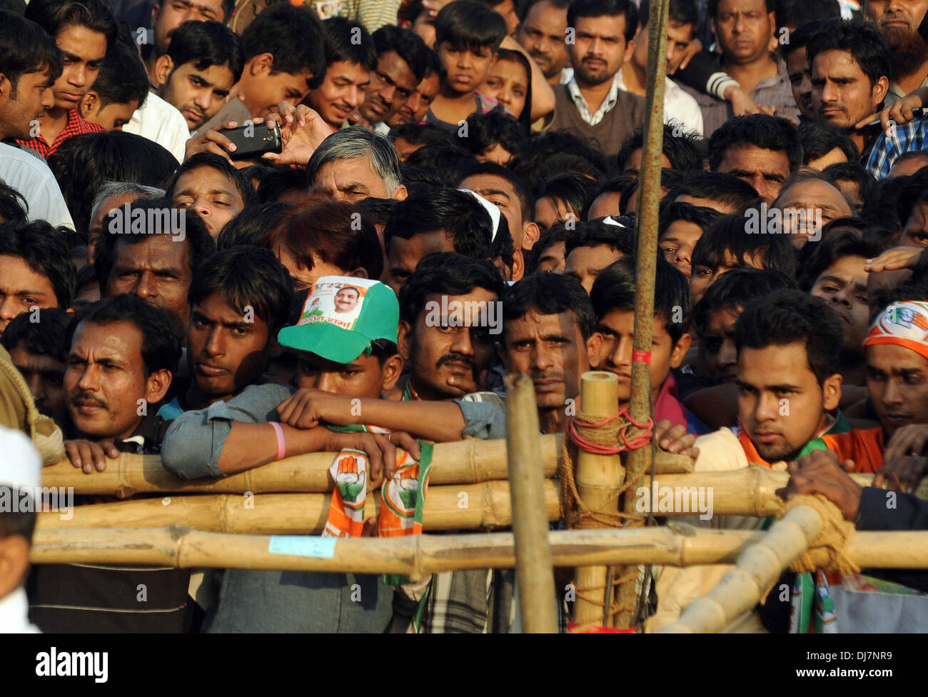 New Delhi, India, 24 Nov 2013. I sostenitori del partito del Congresso Nazionale Indiano ascoltare il presidente del Partito Sonia Gandhi rivolgendosi a un pubblico rally davanti a Delhi alle elezioni statali a Shastri Park. Foto Stock