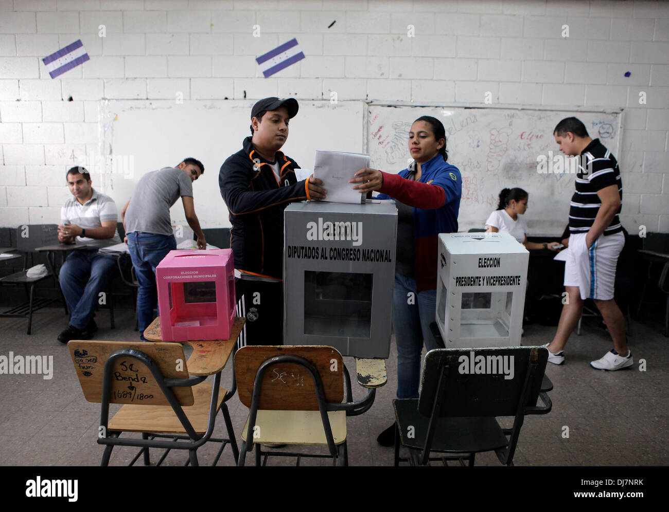 Honduras, Tegucigalpa. 24 Nov 2013. Cittadini honduregni prendere parte durante le elezioni generali. Domenica, milioni di Hondurans si esprimano il loro voto e di eleggere il nuovo presidente del paese per il successo attuale presidente Porfirio Lobo Sosa, il cui mandato quadriennale termina nel 2014. Gli elettori saranno anche eleggere 128 membri del Congresso, 298 sindaci, 2,093 consiglieri locali e 20 rappresentanti al Parlamento centroamericano. (Xinhua/Oscar Rivera) (ce) Foto Stock