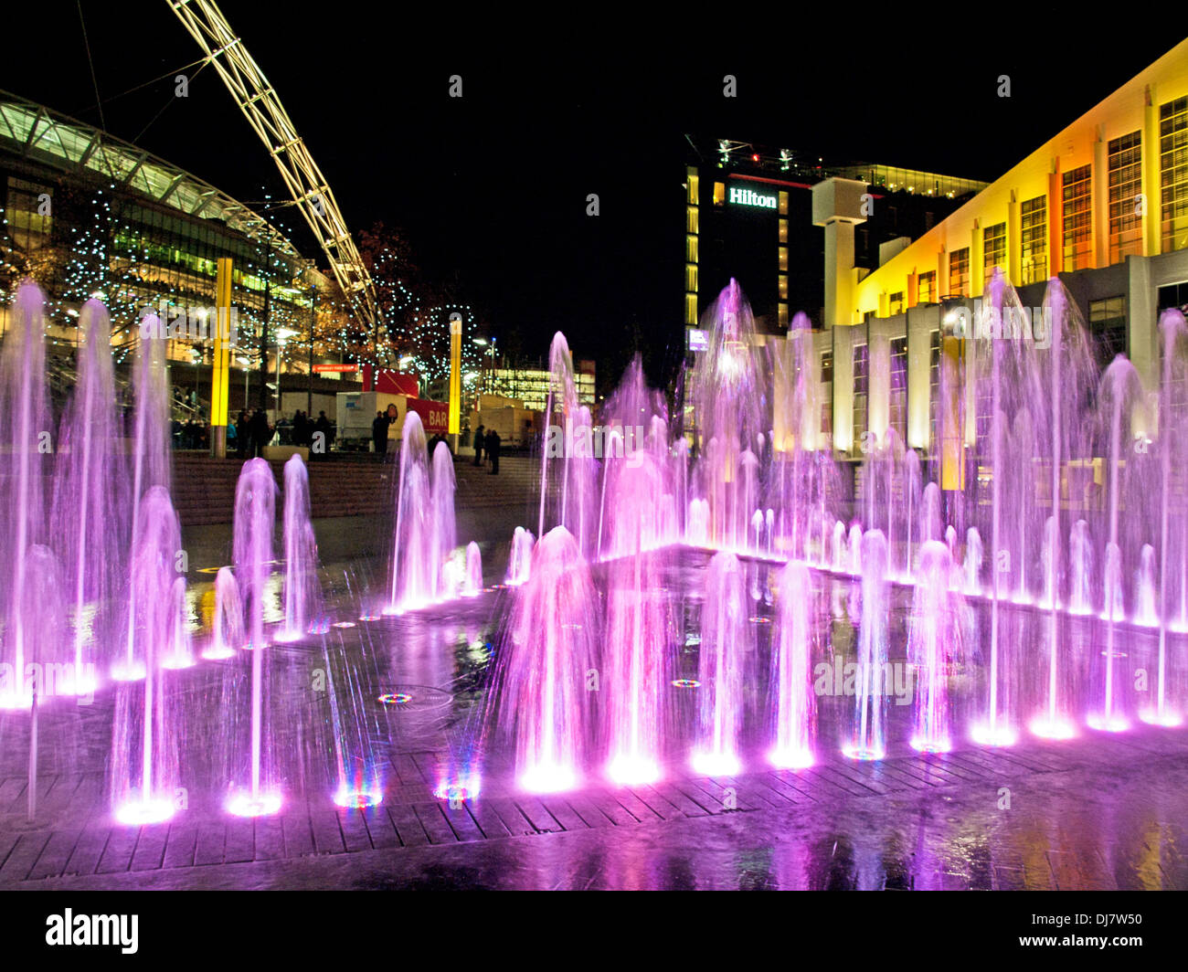 Wembley Arena di notte mostra fontane, Wembley, London, England, Regno Unito Foto Stock