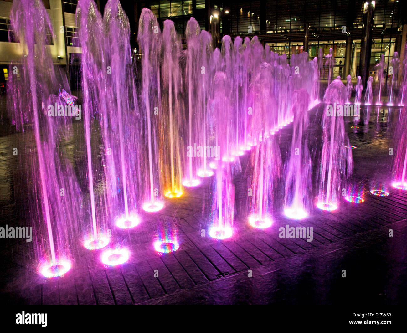 Wembley Arena fontane di notte, Wembley, London, England, Regno Unito Foto Stock