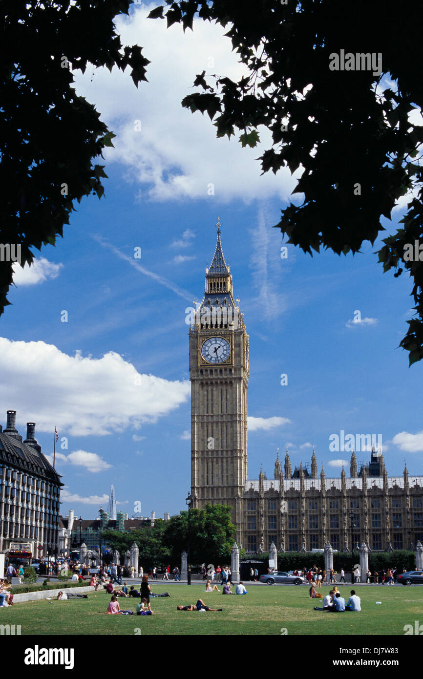 Il Big Ben e la piazza del Parlamento in estate, Westminster, London REGNO UNITO Foto Stock