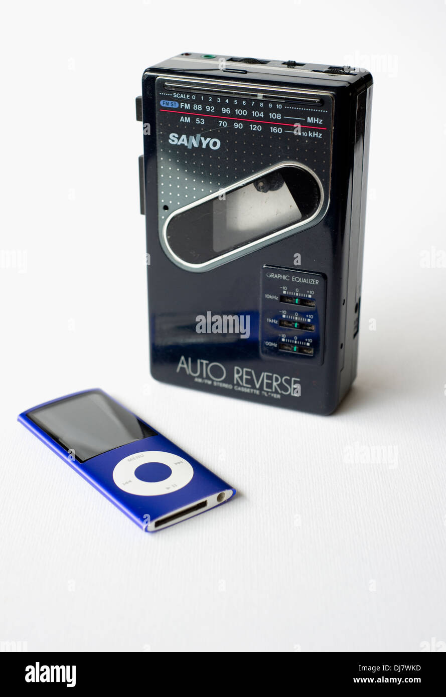 Un vecchio Sanyo WALKMAN a cassetta personale player con radio, a fianco di  una moderna Apple iPod Nano Foto stock - Alamy