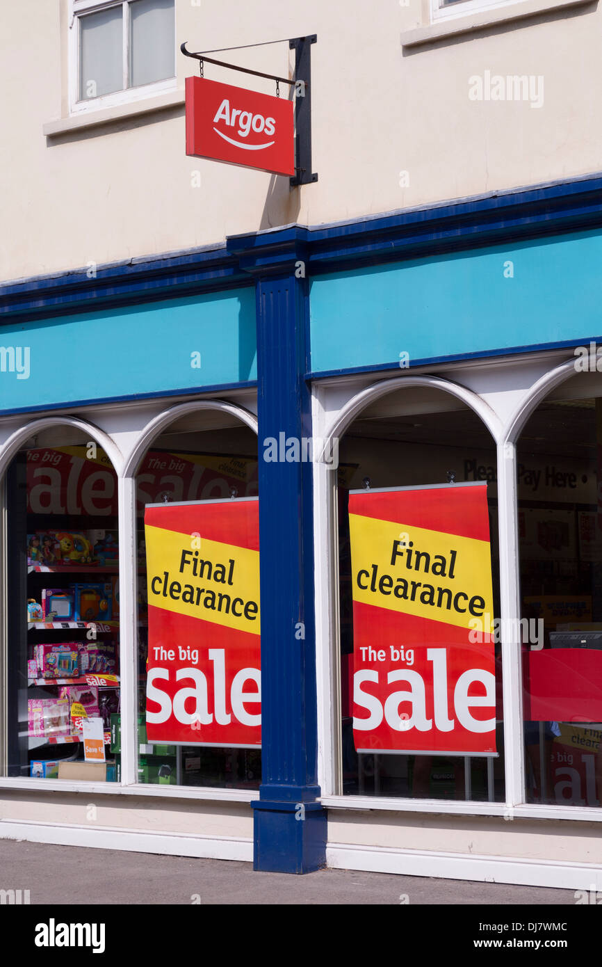 Il gioco finale e grande segno di vendita nella finestra di Argos, Abergavenny, Wales, Regno Unito Foto Stock