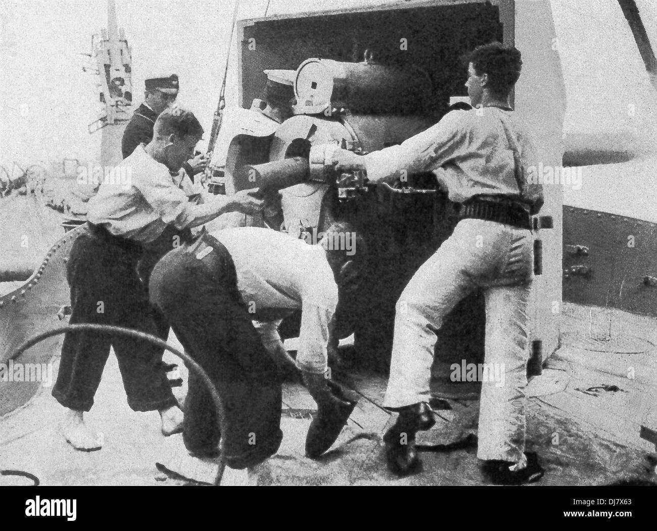 Questa foto mostra British membri di equipaggio di posizionamento e di lavorare con una pistola a bordo di un sommergibile britannico nave madre nella Prima Guerra Mondiale. Foto Stock