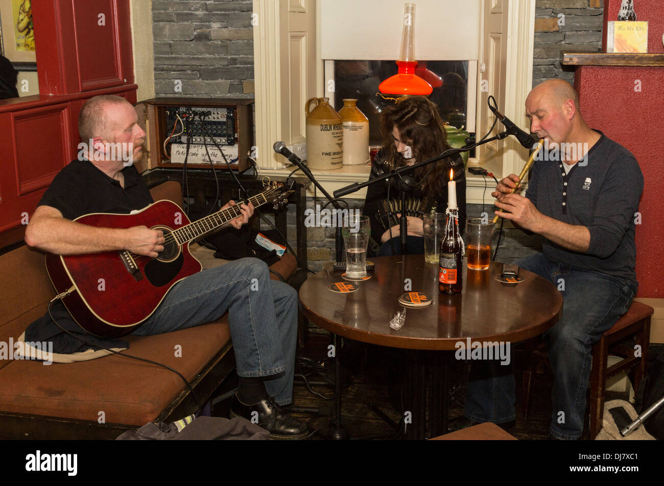Irish folk a cantare in McGann's bar, Doolin, Co. Clare, Irlanda Foto Stock