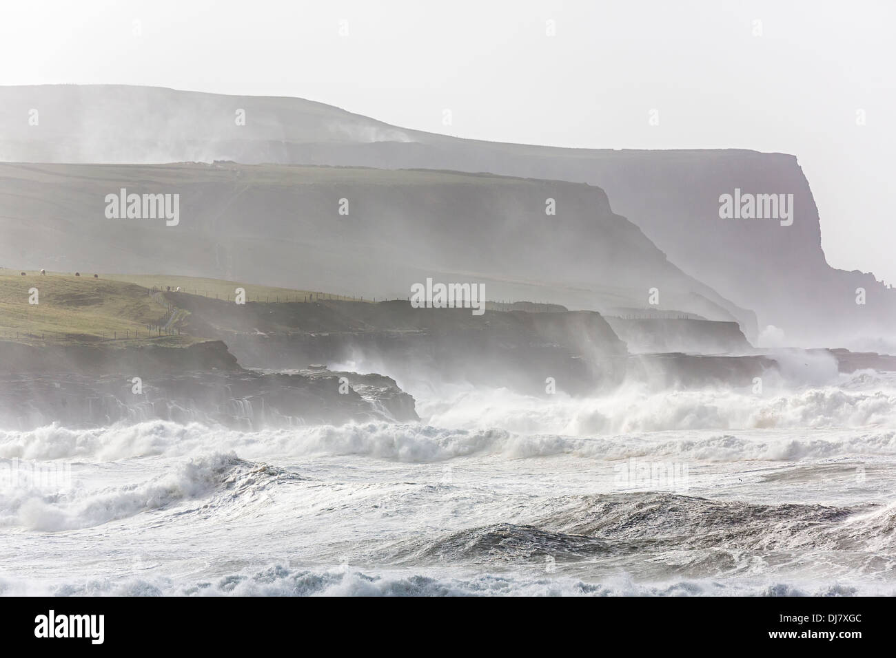 Mare mosso al Cliffs of Moher da Doolin, Co. Clare, Irlanda Foto Stock